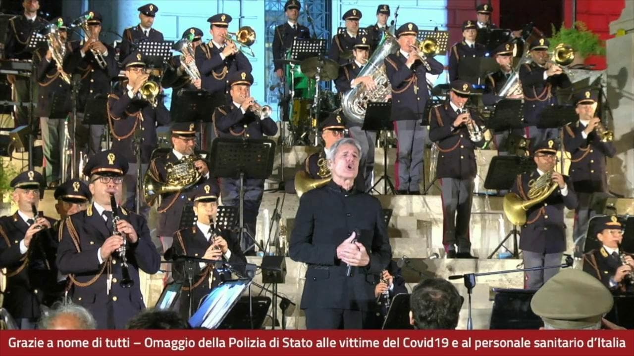 Roma, il concerto della Polizia per le vittime del coronavirus: Claudio Baglioni canta l'inno nazionale