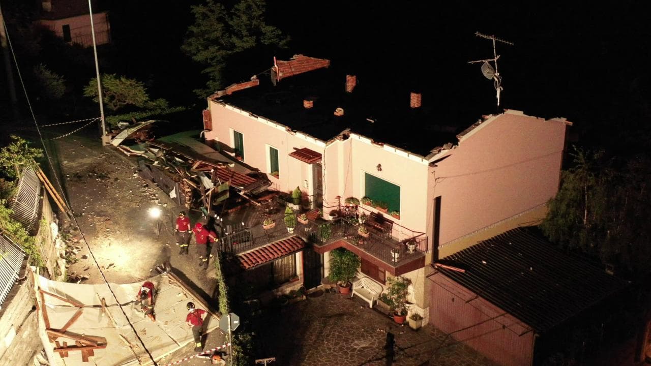 Maltempo nel Bresciano, case scoperchiate a Serle: le immagini dal drone