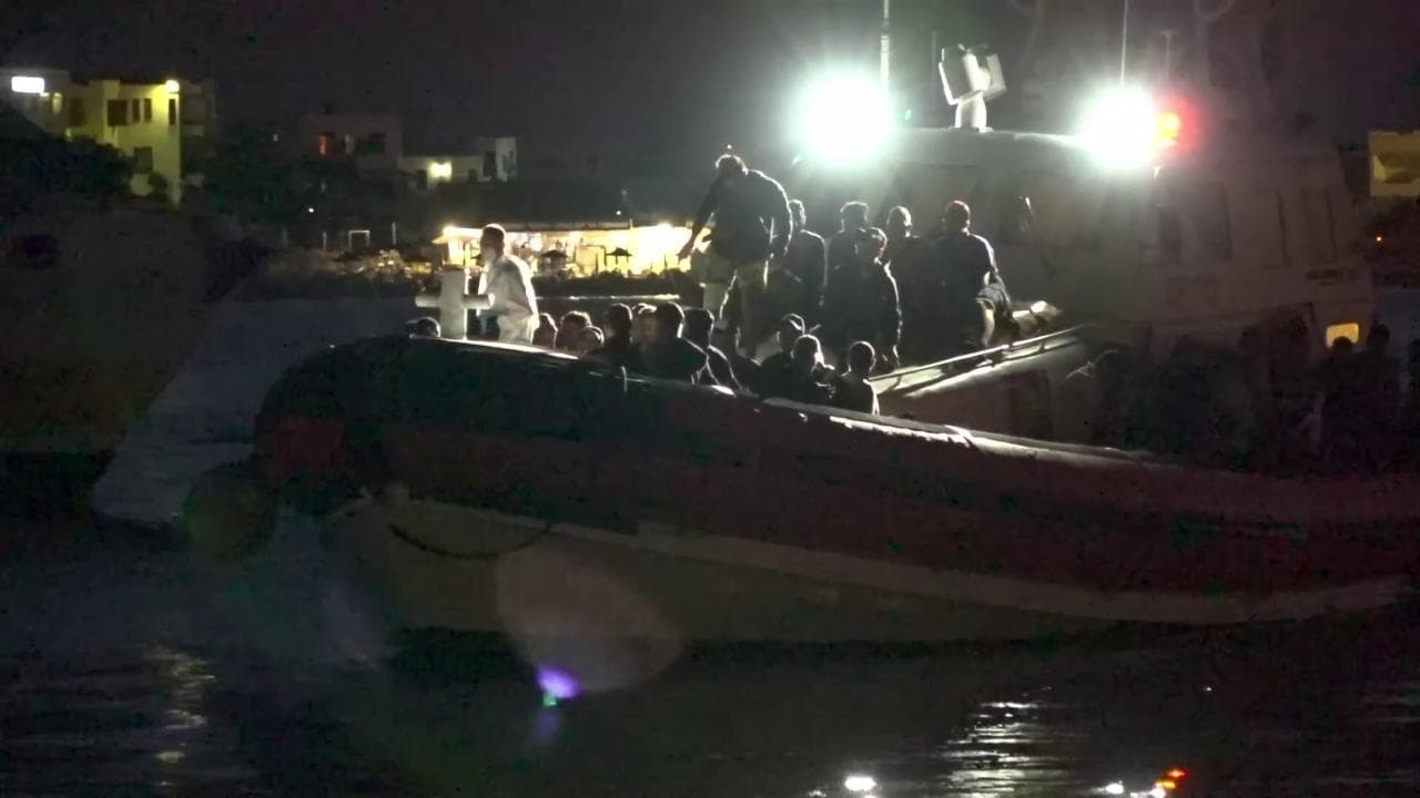 Lampedusa, sbarchi continui: l'arrivo di un'imbarcazione di migranti