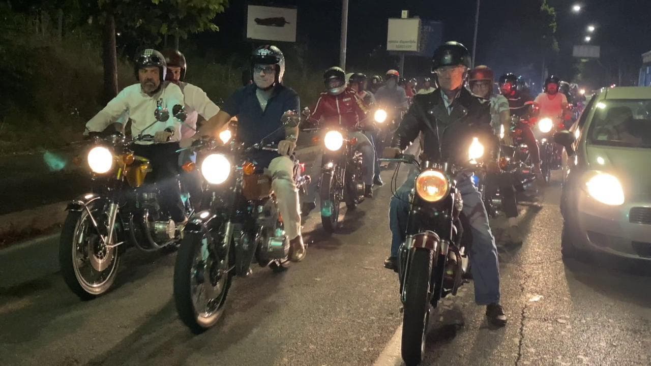Come nel film Roma di Fellini: 40 moto in giro di notte