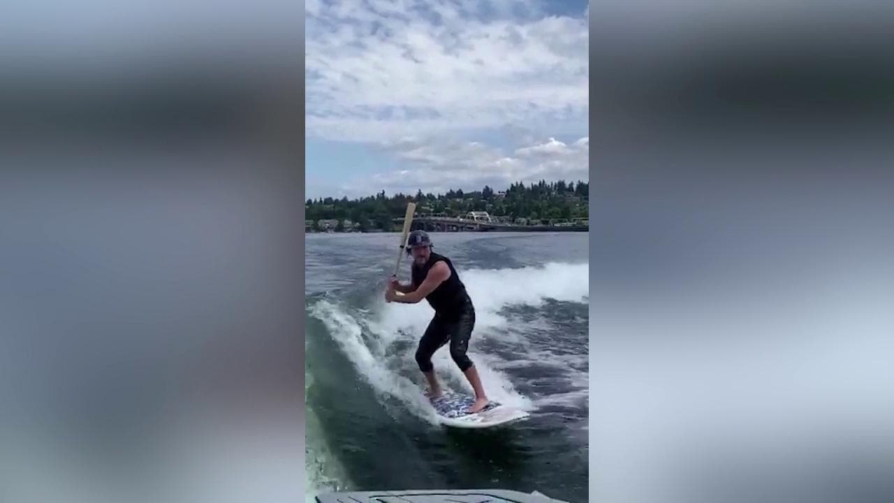 Pearl Jam, la sfida impossibile di Eddie Vedder: colpisce la palla da baseball mentre fa surf