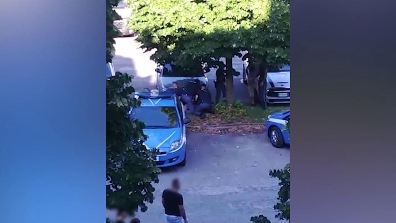 Verona, l'arrestato bloccato a terra dalla polizia: il video girato da una testimone