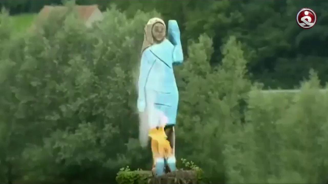 Slovenia, bruciata la statua di Melania Trump