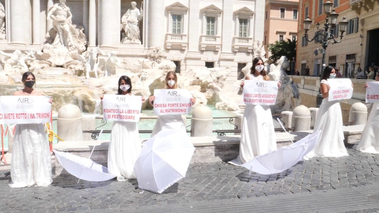 Abito bianco e marcia nuziale: a Roma il flash mob delle spose: "Ridateci la libertà di festeggiare"