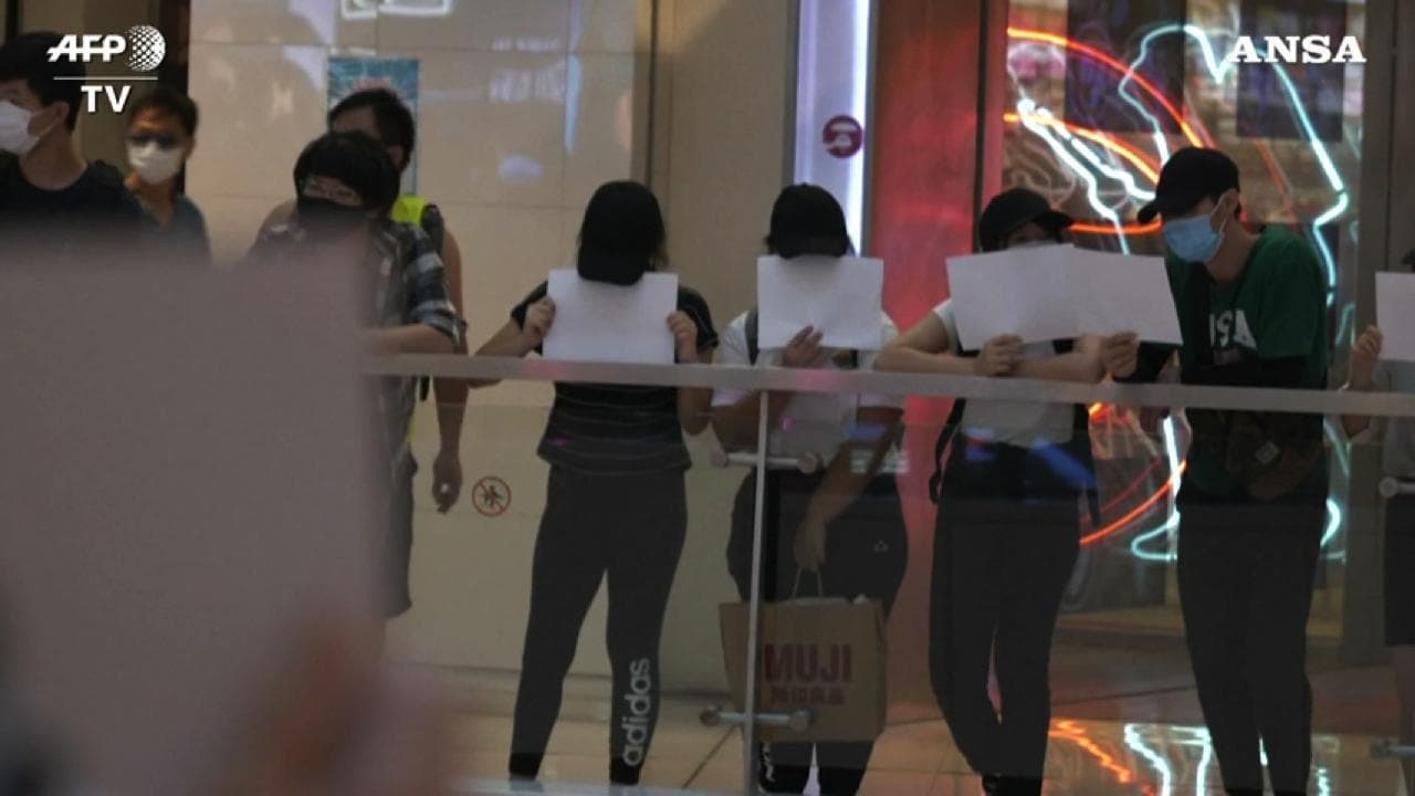 Hong Kong, la protesta ora è con i fogli bianchi