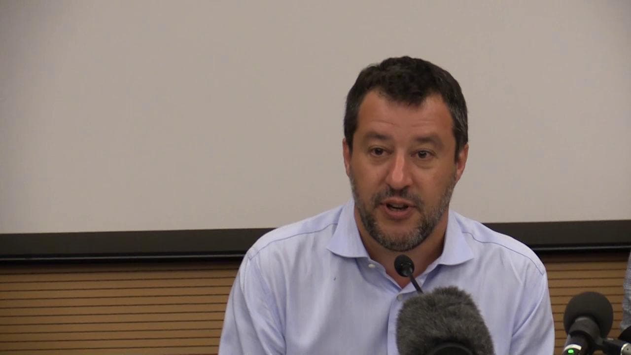 Salvini contro Lucarelli: "Butta il figlio in pasto ai giornali, le mando un bacione"