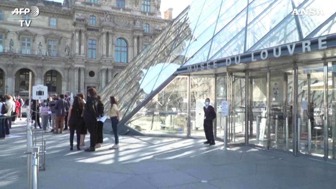 Francia, il Louvre riapre dopo 4 mesi: obbligo di mascherina e ingressi contingentati