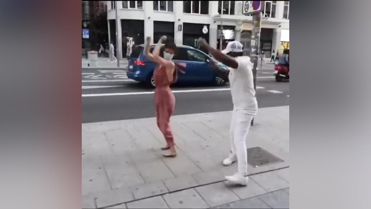 Come ballare la salsa col distanziamento sociale: il metodo è geniale