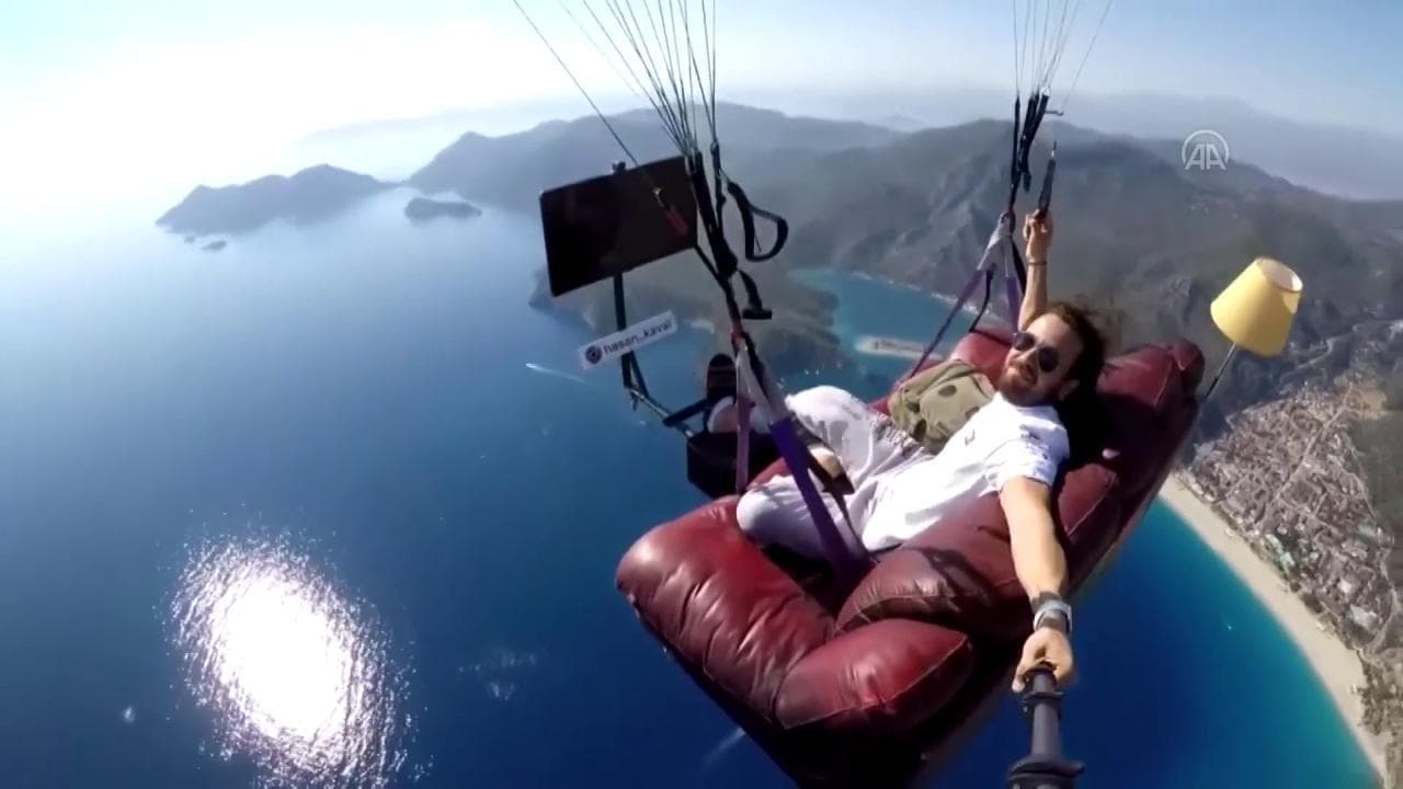Si lancia col parapendio seduto sul divano: in volo guarda la tv e mangia patatine