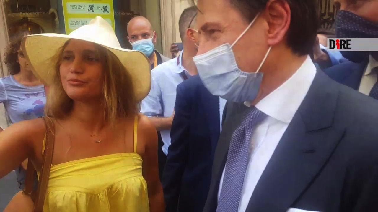 Il premier Giuseppe Conte alle prese con le "avances" della ex studentessa: "Manteniamo le distanze"
