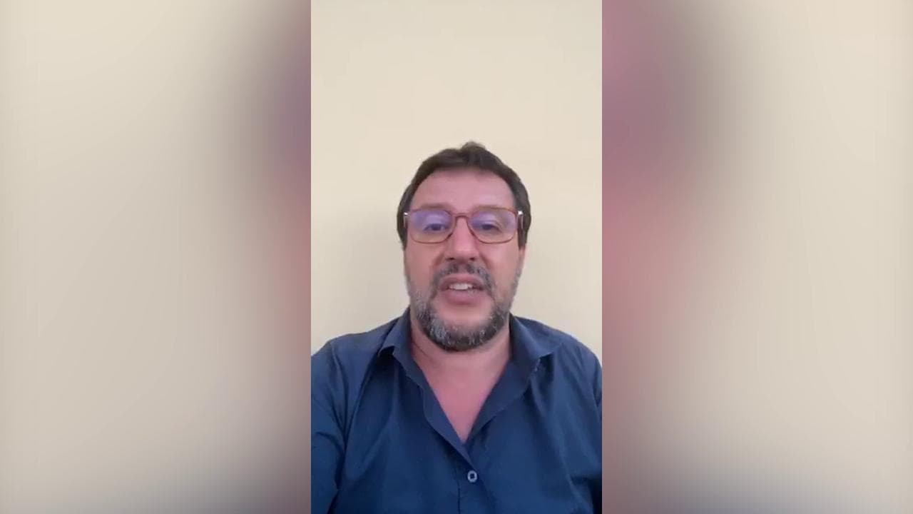 Salvini e i contestatori di Mondragone: "Puzzo? Ci credo, stai tu due ore in mezzo a quella gentaglia"