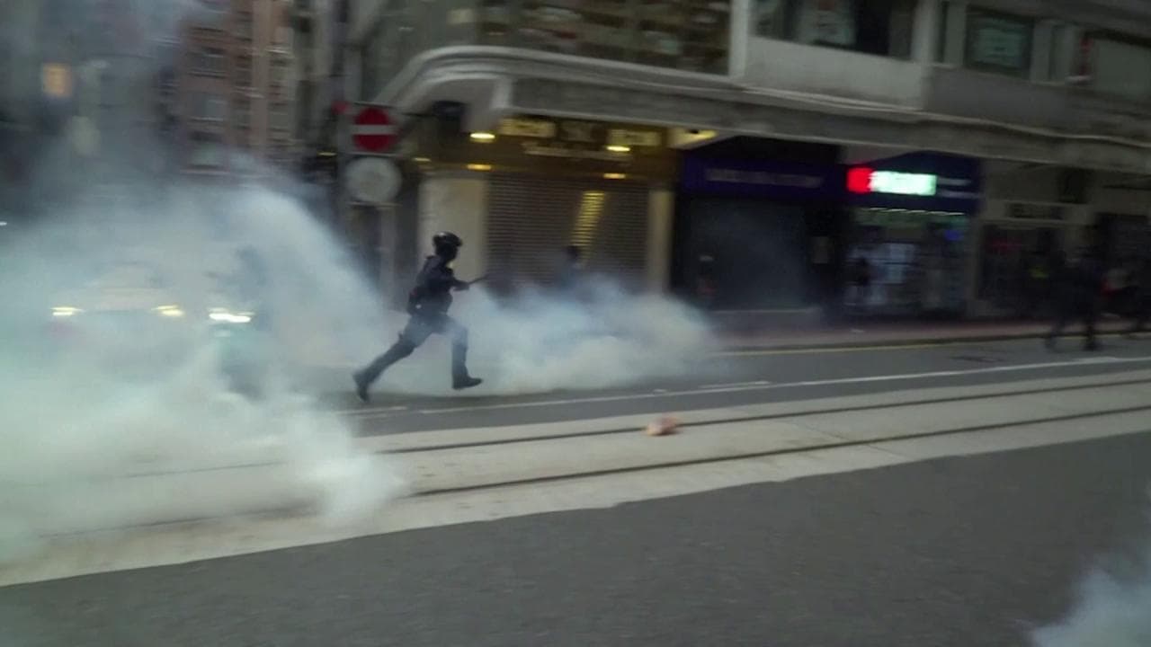 Hong Kong, proteste contro la legge di sicurezza nazionale: la polizia spara gas lacrimogeni