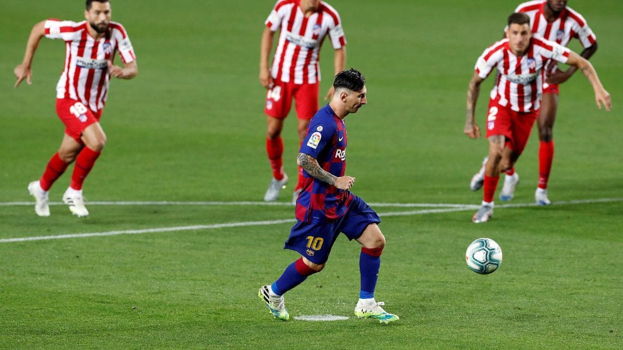 Messi, il 'cucchiaio' su rigore vale il gol numero 700: i social celebrano il fuoriclasse argentino