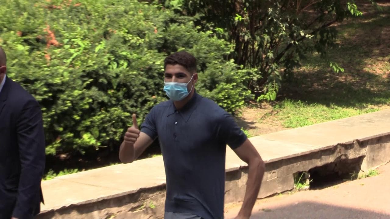 Inter, i tifosi acclamano Hakimi: l'arrivo a Milano