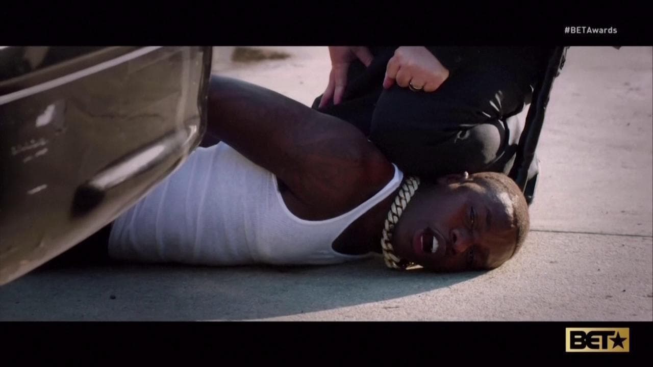 BET Awards 2020, il rapper DaBaby ricrea la morte di George Floyd: canta sdraiato a terra