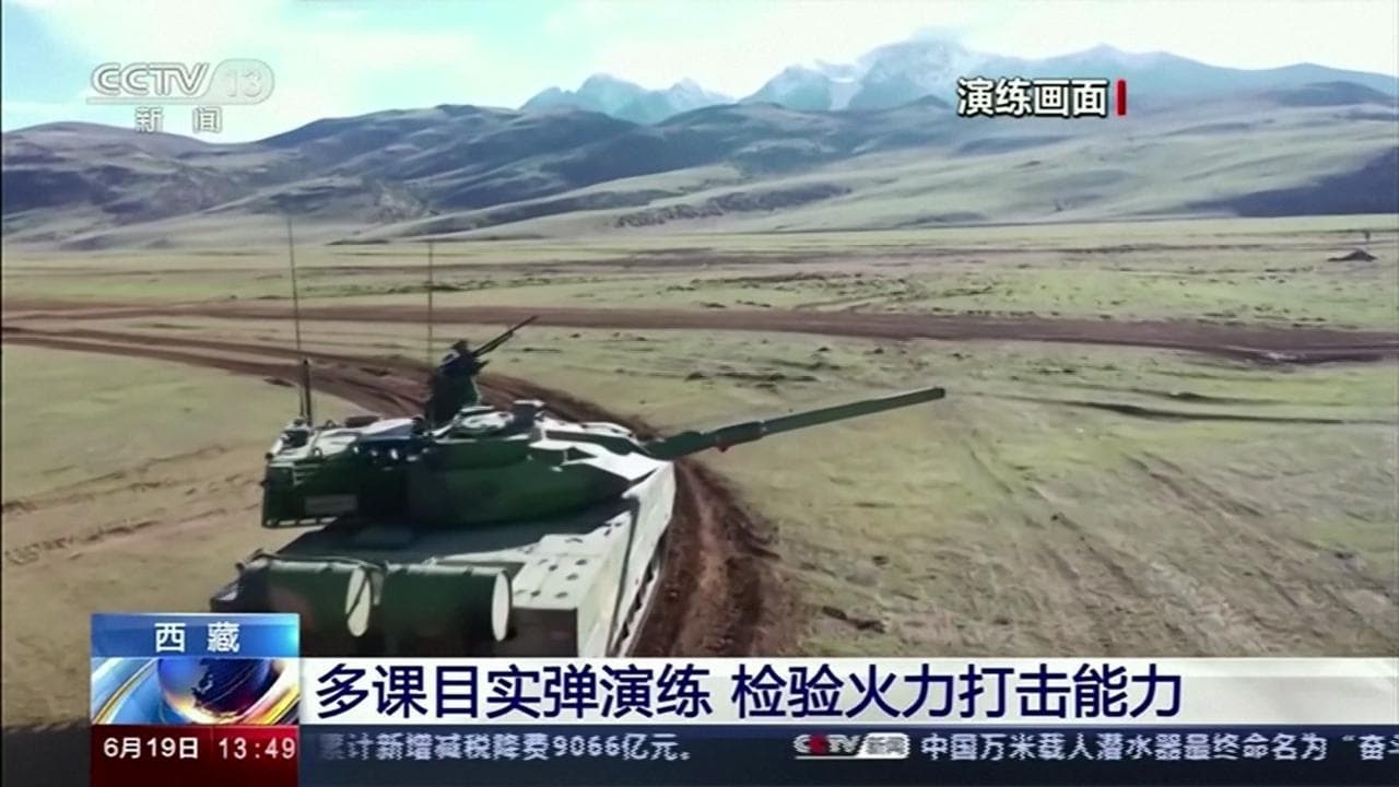 Carri armati schierati in Tibet: l'addestramento militare delle truppe cinesi