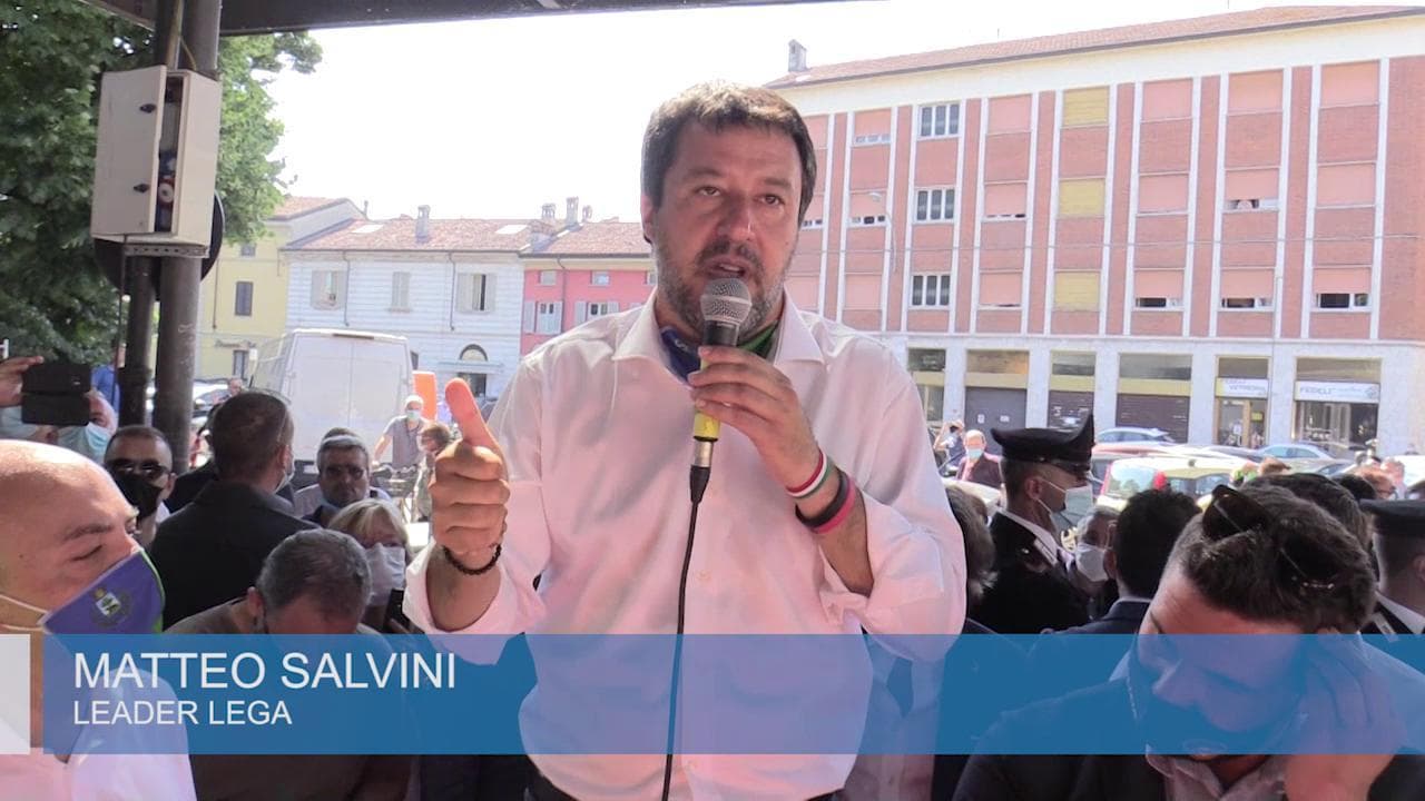 Coronavirus, Salvini: "Non mando mia figlia a scuola nel plexiglas"