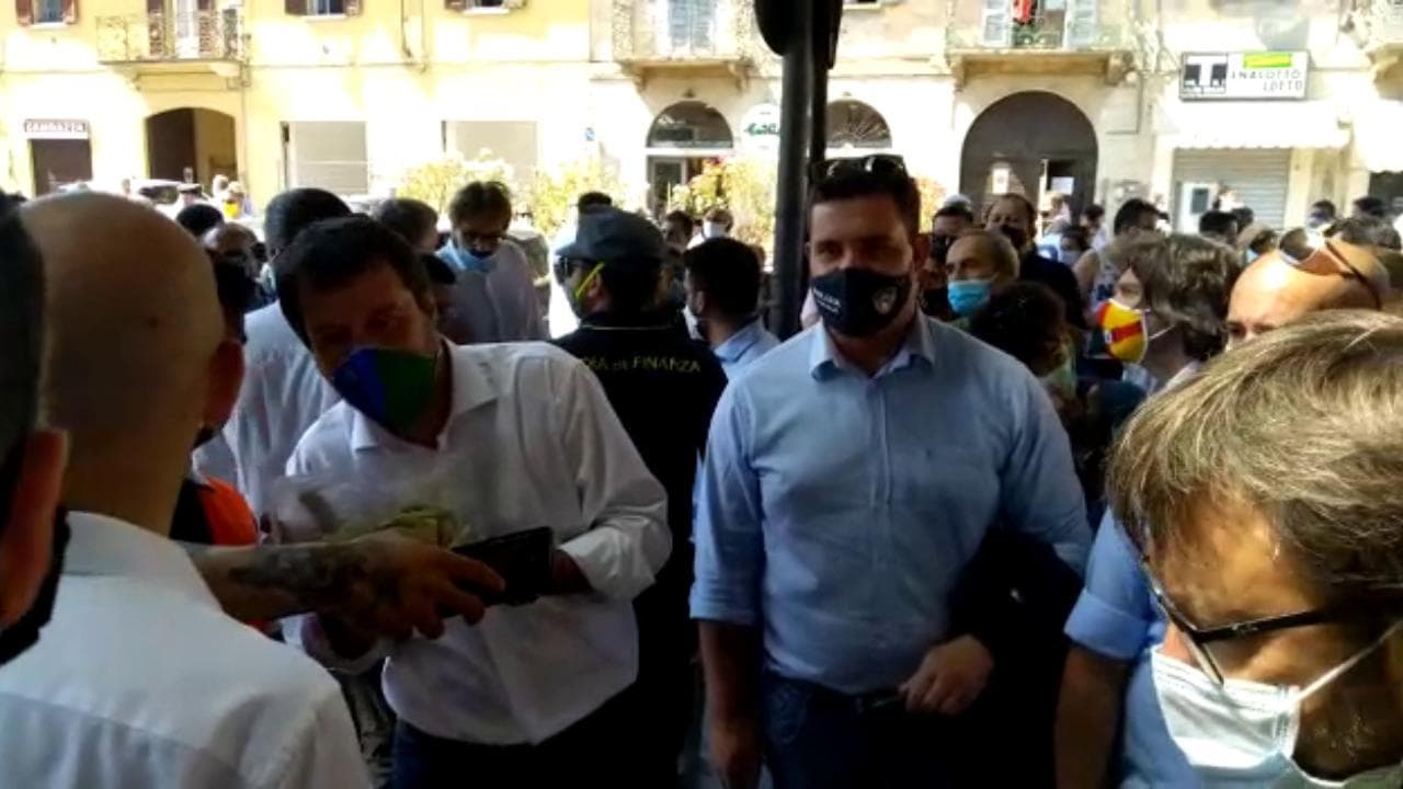 Codogno, in fila per un selfie con Salvini: per il leader della Lega  anche regali e cibo