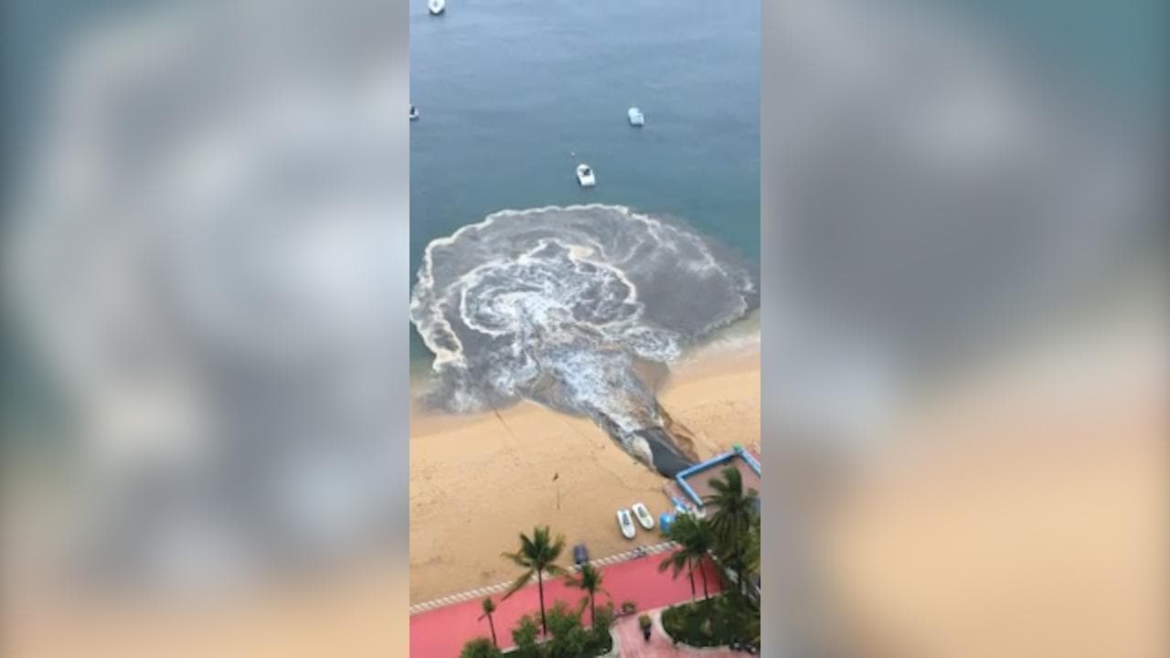 Messico, tonnellate di acque nere si riversano sulla splendida spiagga di Acapulco