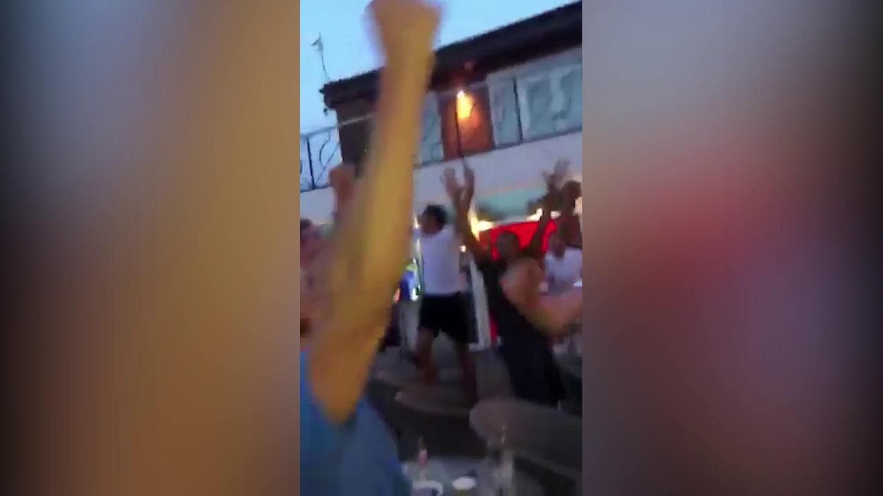 Calcio, il Liverpool è campione d'Inghilterra: i festeggiamenti dei giocatori