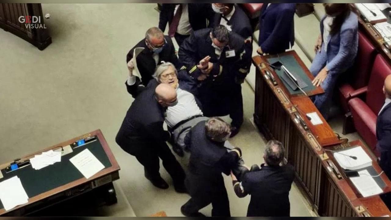 Sgarbi portato via di peso dall'Aula: social scatenati
