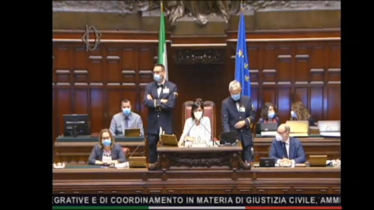 Giustizia, Sgarbi attacca magistrati e deputate: la vicepresidente Carfagna lo espelle dall'Aula