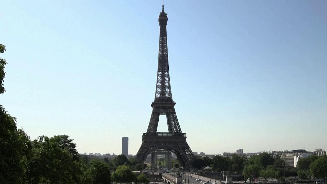 Coronavirus, dopo tre mesi riapre la Torre Eiffel a Parigi: ecco i primi visitatori