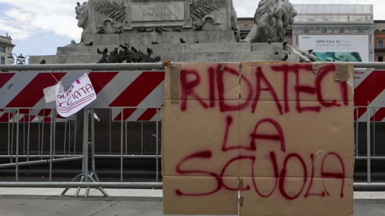 Linee guida Azzolina, ironia e critiche sui social: "Le avevo preparate ma il cane ha mangiato il quaderno"