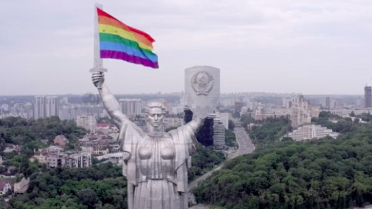 Kiev, la bandiera Lgbt sventola sulla statua della Madre Patria: l'iniziativa per il Pride