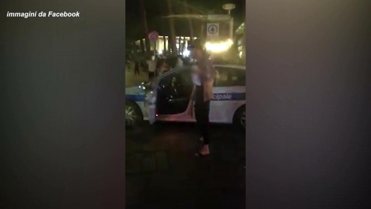 Milano Marittima, vigili impegnati dalla movida: un ragazzo ne approfitta per entrare nella loro auto