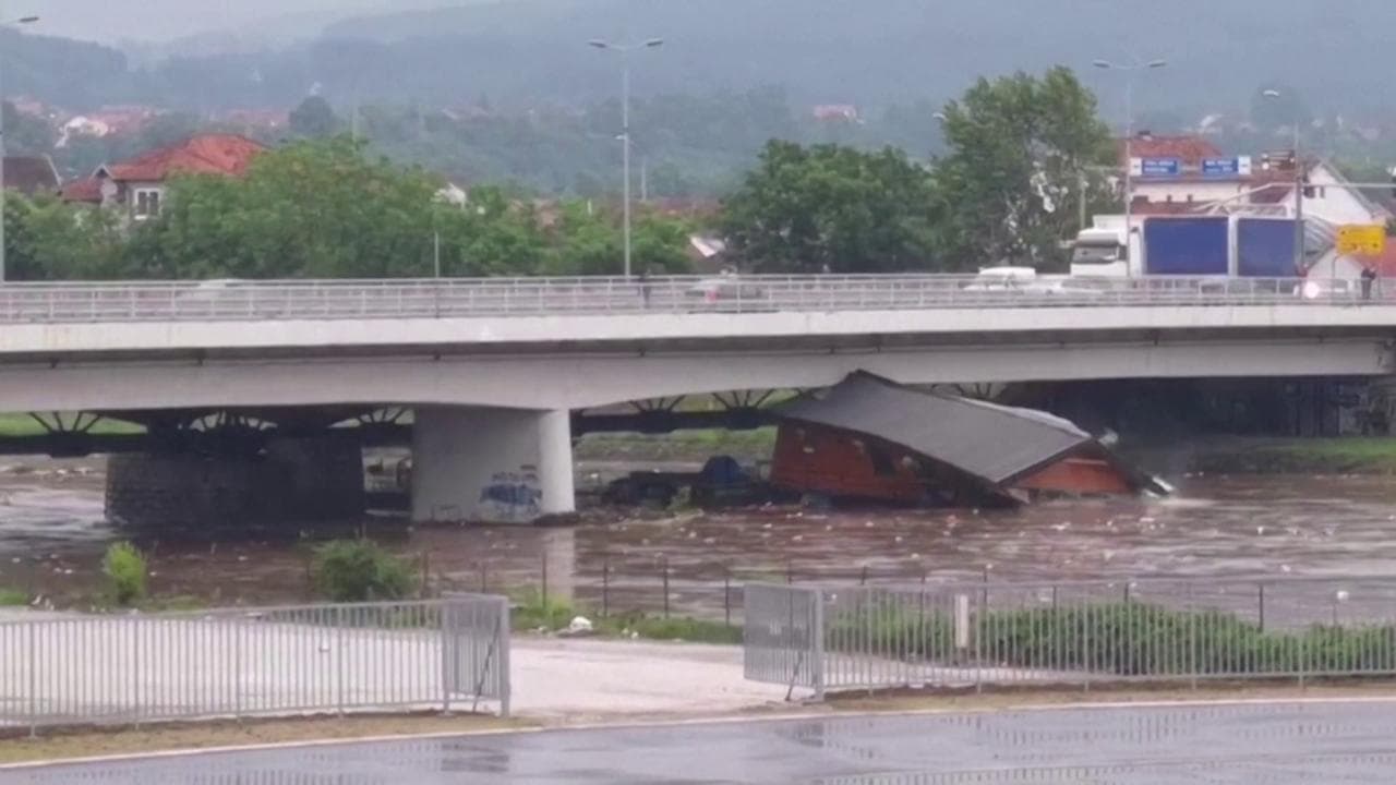 Alluvioni in Serbia: la casa galleggiante, trascinata dalla corrente, si accartoccia colpendo il ponte