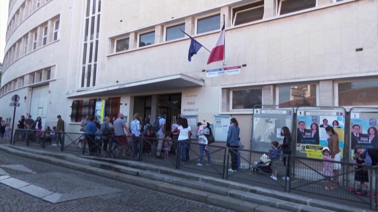 Coronavirus, in Francia riaprono le scuole: i bambini tornano in classe (anche se solo per 2 settimane)