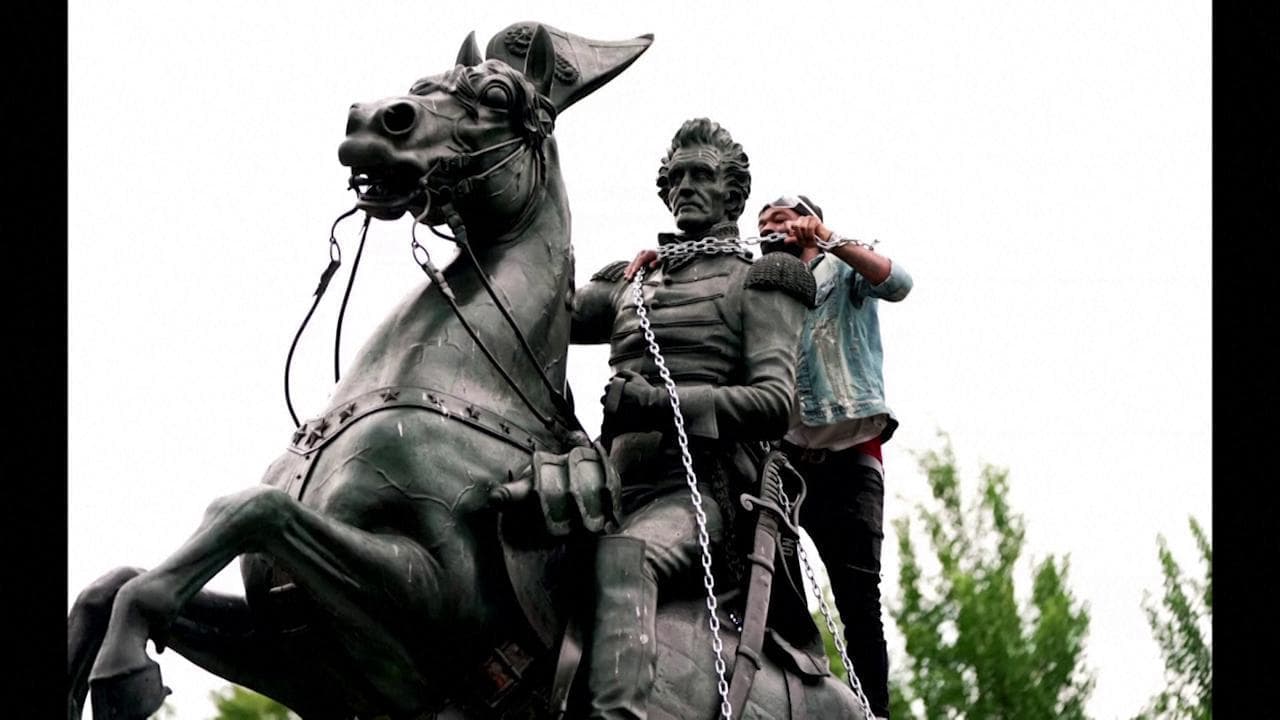 Washington, manifestanti tentano di abbattere la statua di Jackson: tensione alla Casa Bianca