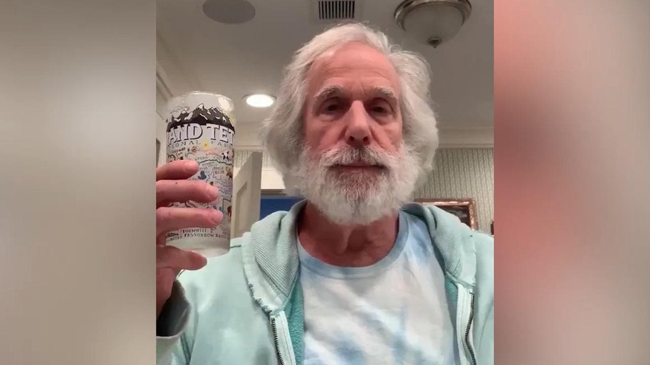 Barba bianca e capelli lunghi, il nuovo look di  Henry Winkler: ecco com'è oggi Fonzie