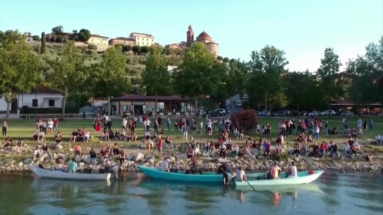 I musicisti blues suonano in barca: il lago Trasimeno sembra il Delta del Mississippi