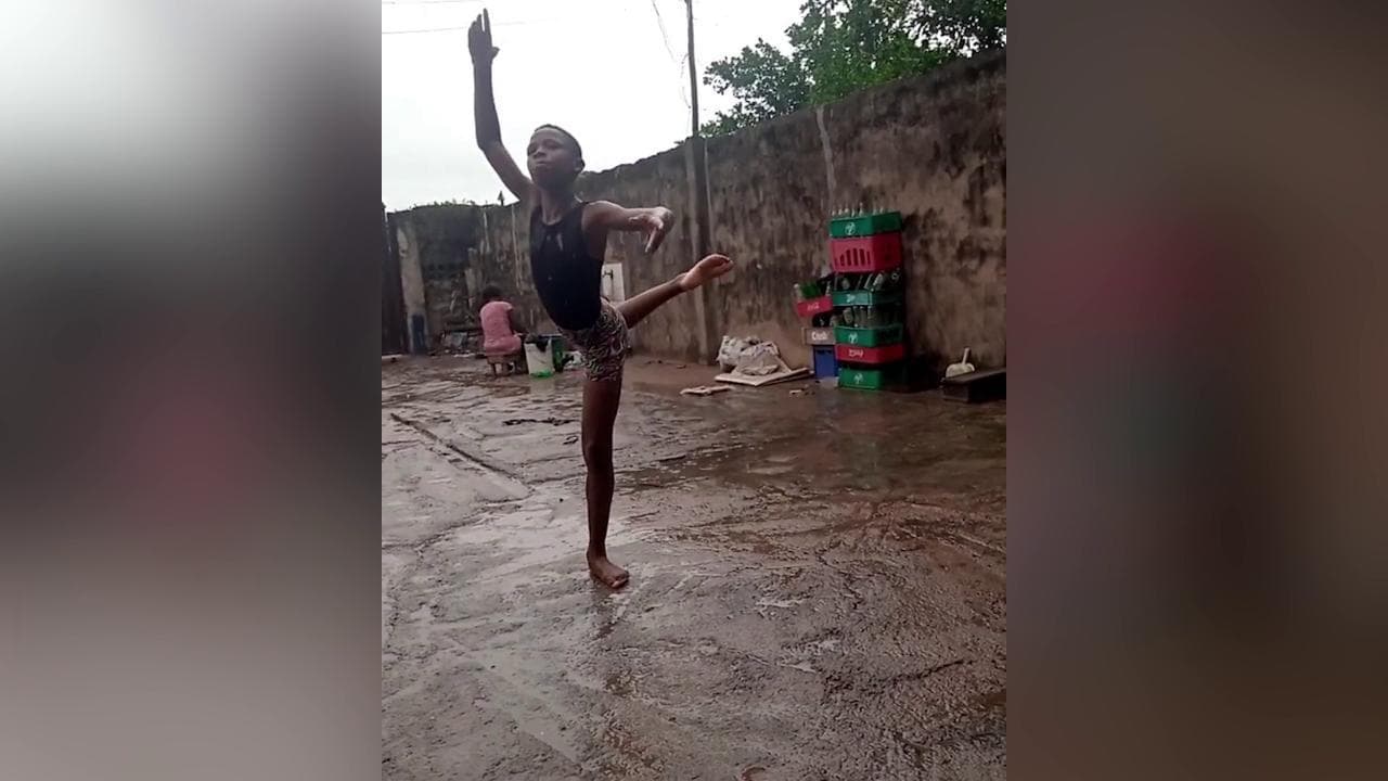 Nigeria, il bambino che danza scalzo sotto la pioggia fa il giro del mondo: è un ballerino eccezionale