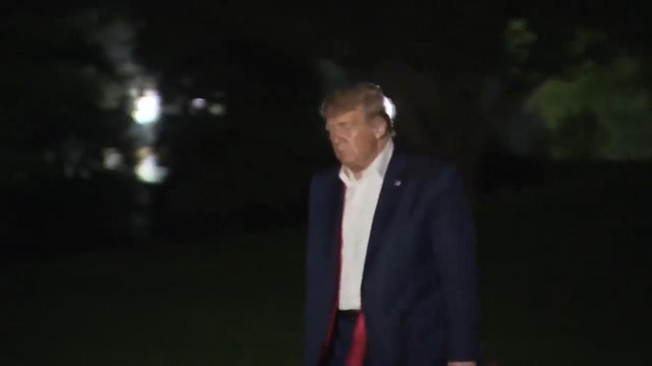 Camicia sbottonata e cravatta slacciata: il rientro di Trump dopo il comizio flop di Tulsa