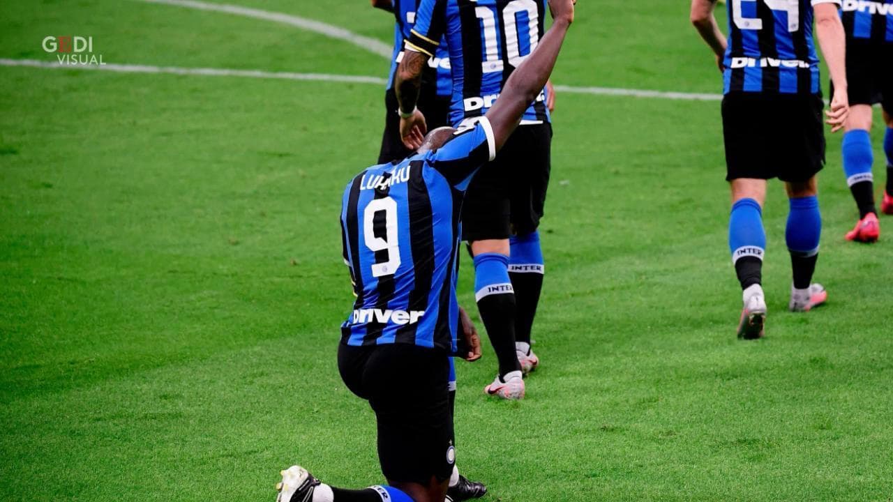 Inter-Sampdoria, Lukaku segna e si inginocchia con il pugno alzato per George Floyd: il gesto applaudito sui social