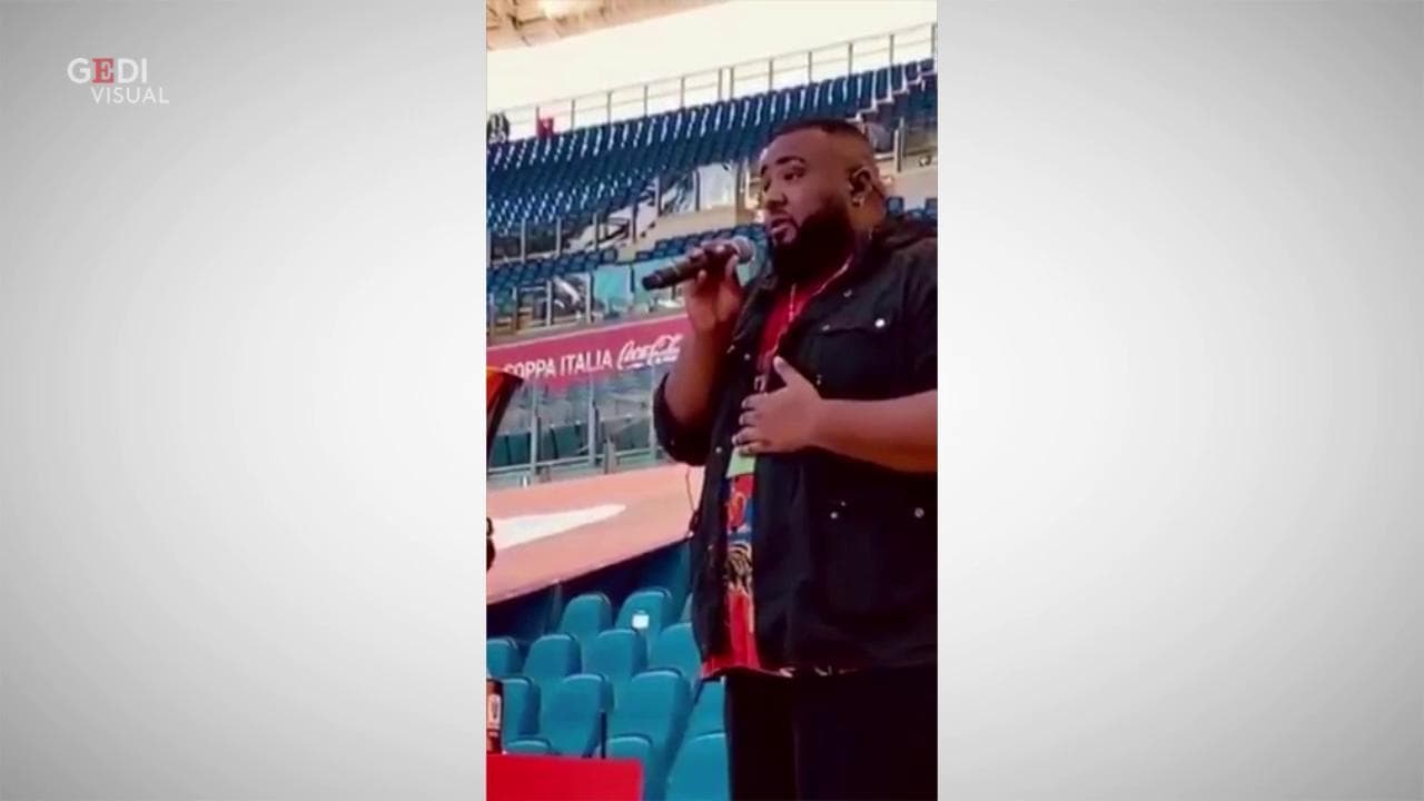 Sergio Sylvestre si blocca durante l'inno, Salvini lo critica. Elodie lo difende: "È un piccolo uomo"