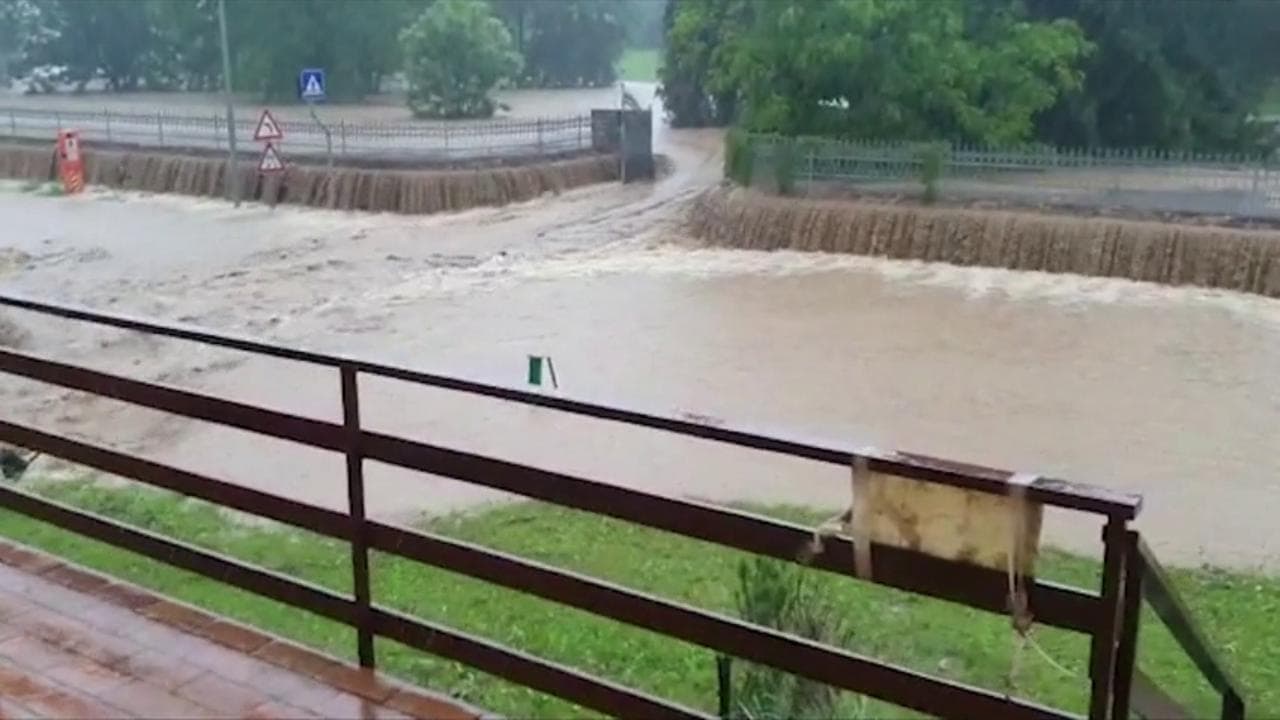Maltempo, forti temporali a nord di Udine: le strade diventano fiumi