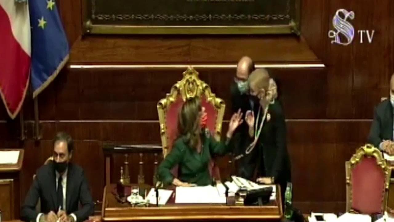 Dl elezioni, Casellati perde le staffe con gli assistenti parlamentari: "Siete qui come pupazzi!"