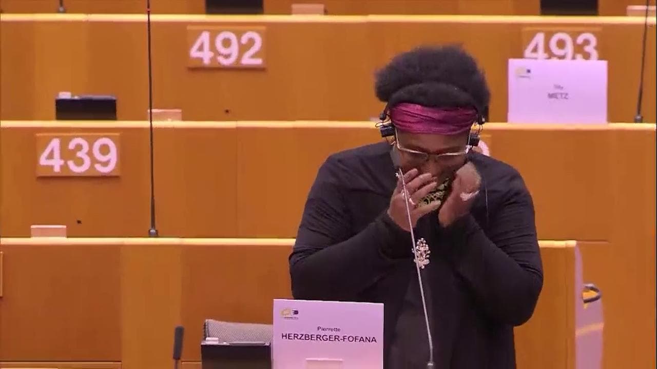 Razzismo, la denuncia in Aula dell'eurodeputata Herzberger-Fofana: "Io, vittima di violenza da parte della polizia belga"
