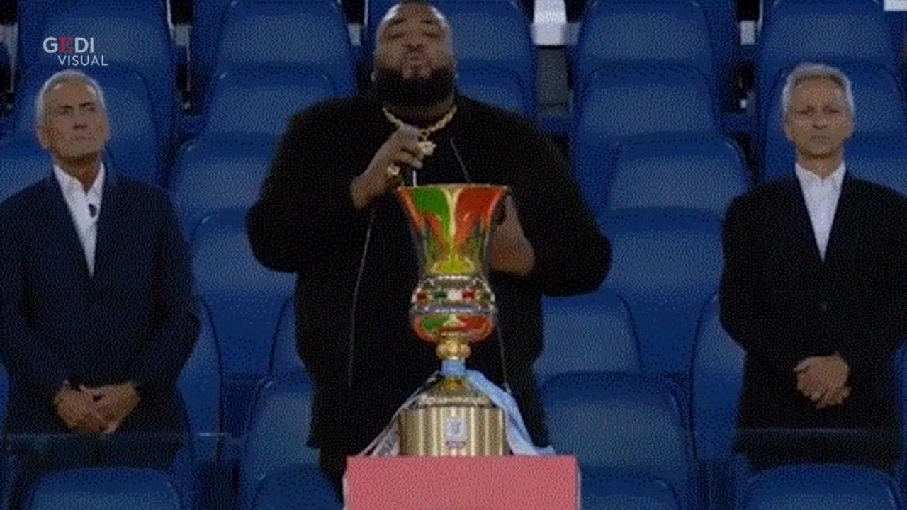 Napoli-Juventus, l'emozione tradisce Sergio Sylvestre: si ferma mentre canta l'inno di Mameli