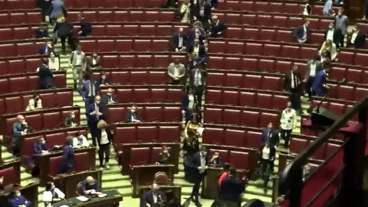 Ue, M5S attacca Meloni e Salvini: bagarre alla Camera. La Lega abbandona l'aula