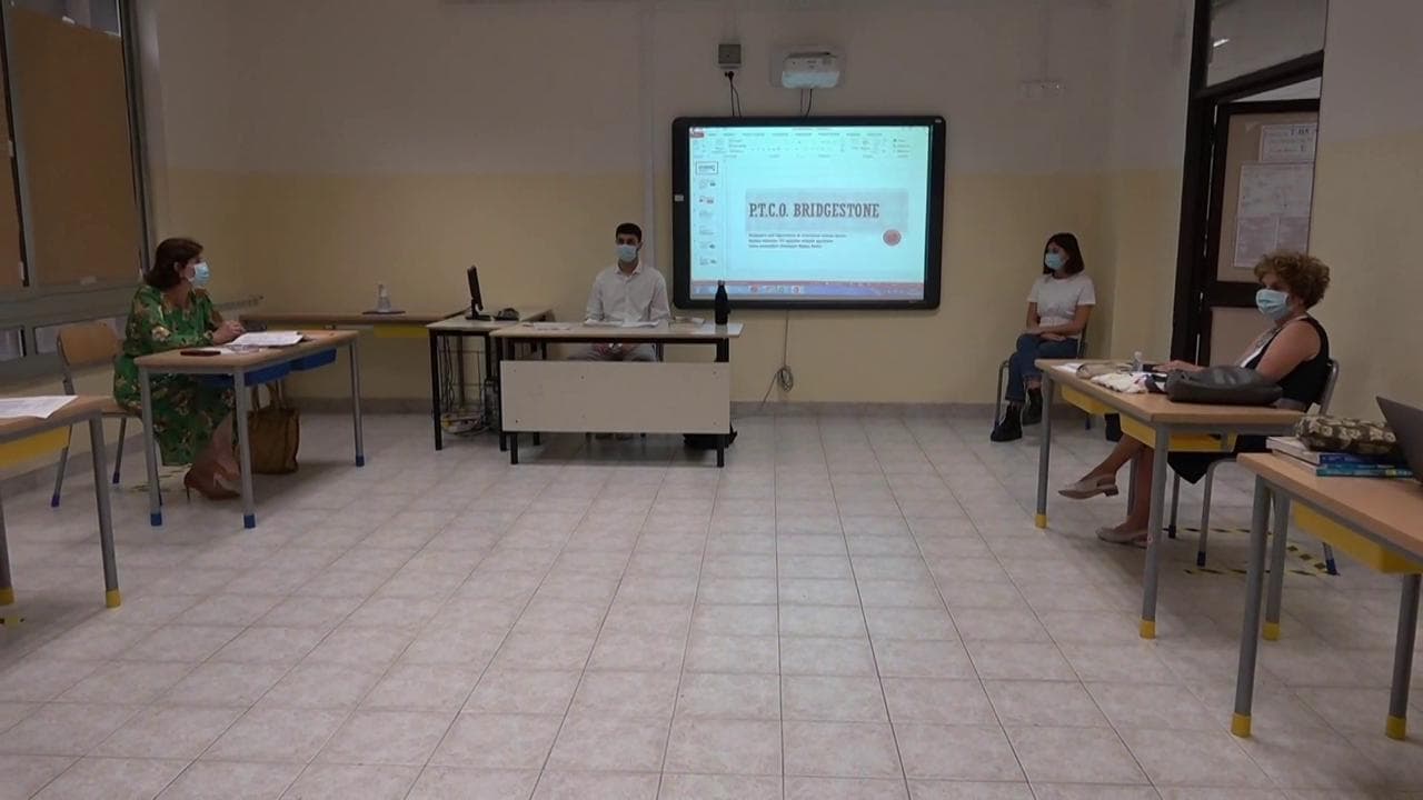 Maturità 2020 a Roma, abbracci e commozione: "Bello tornare a scuola, triste dirle addio in questo modo"