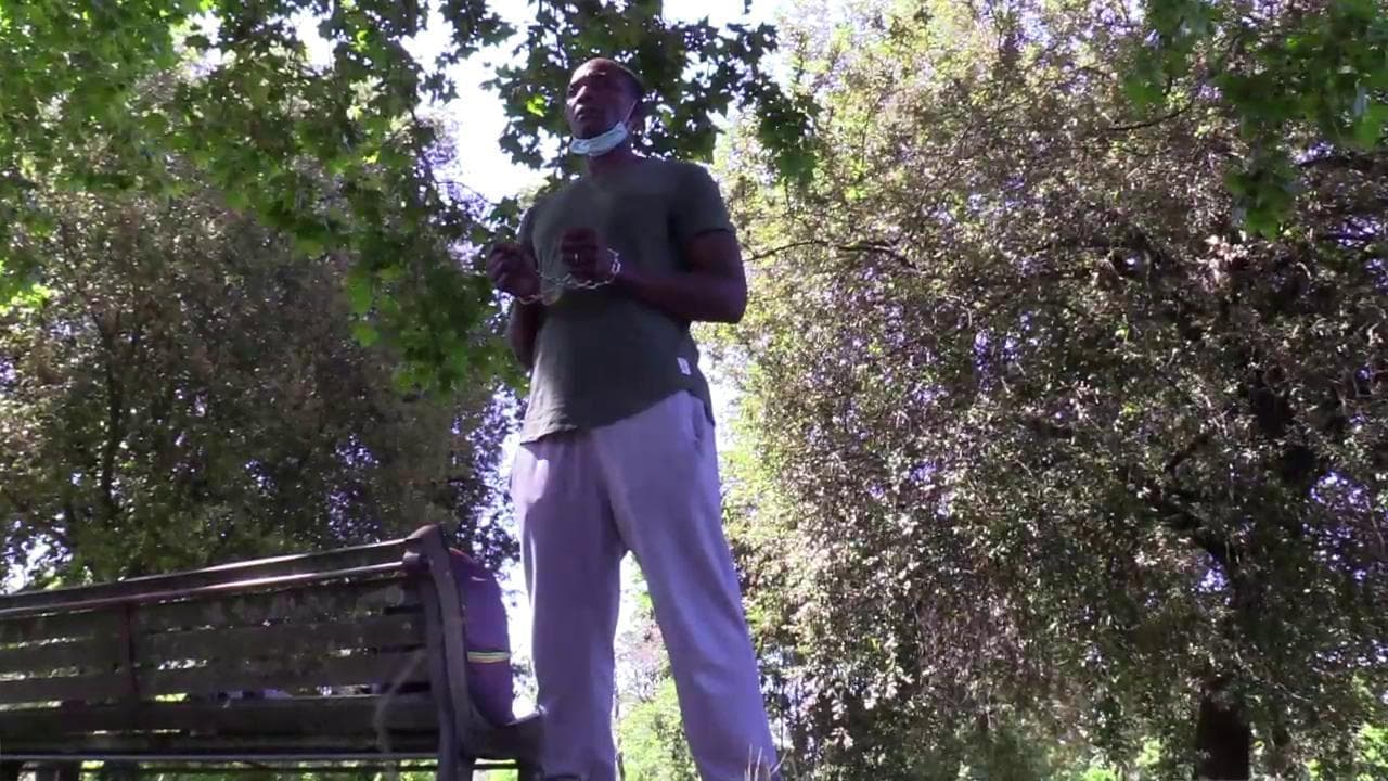 Stati Generali, Aboubakar Soumahoro si incatena a Villa Pamphili: "Governo ci ascolti, non riusciamo a respirare"