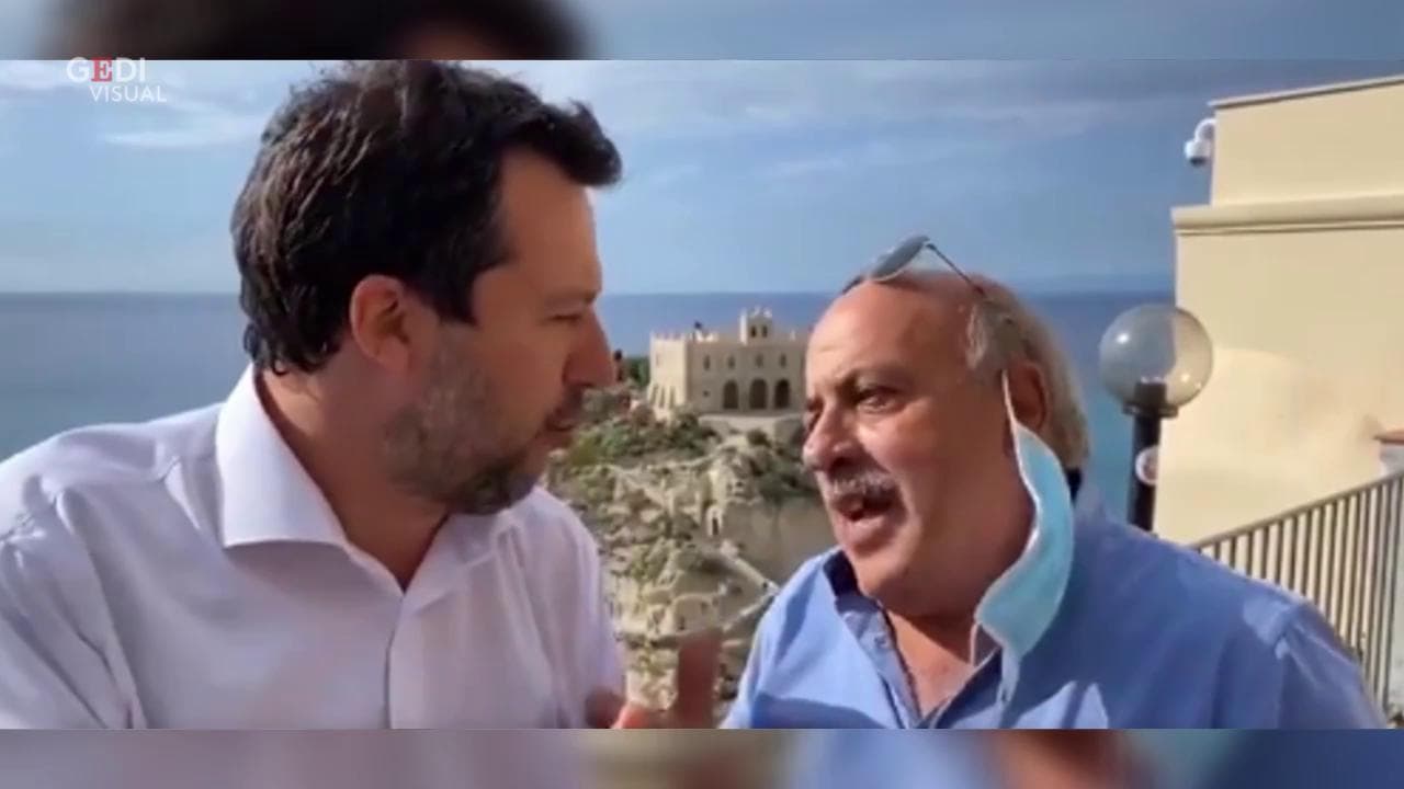 Salvini a Tropea, chiacchierata faccia a faccia sempre senza mascherina: ironia e critiche sui social