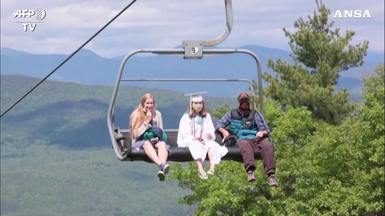 Usa, diploma ad alta quota: gli studenti ricevono gli attestati in cima alla montagna