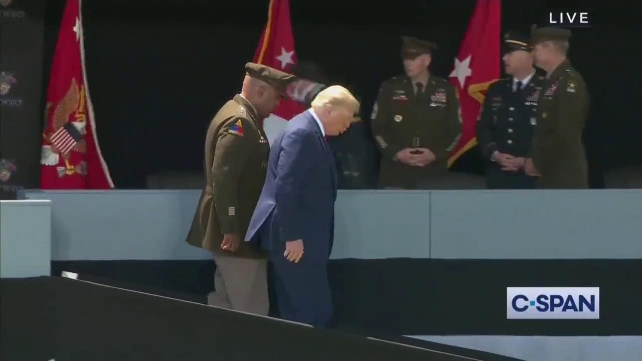 Usa, Trump cammina incerto su una rampa e si giustifica su Twitter