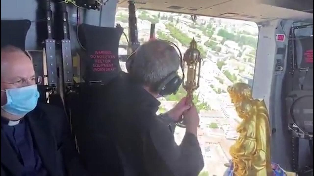 Padova, la benedizione di S. Antonio arriva dal cielo: le reliquie portate in elicottero sulla città